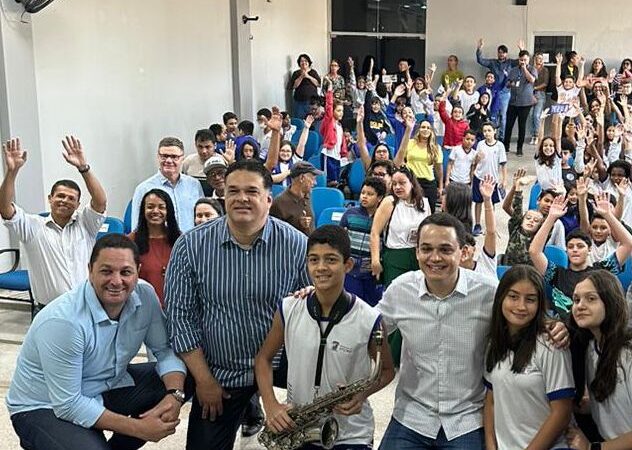 Emef Elzira Vivacqua dos Santos em Jardim Camburi recebe nova rede elétrica e climatização