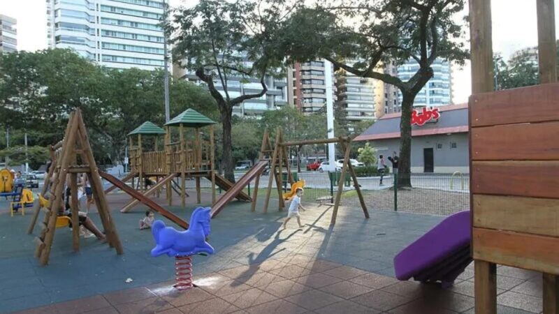 Jardim Camburi recebe novo Parquinho na Praça Nilze Mendes com brinquedos de alta qualidade!