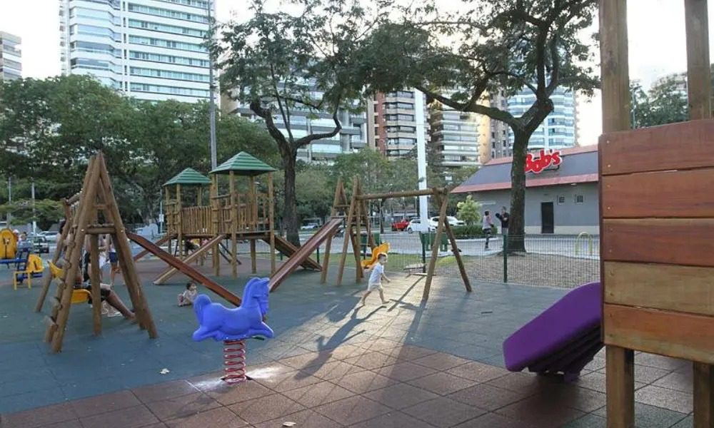 Jardim Camburi recebe novo Parquinho na Praça Nilze Mendes com brinquedos de alta qualidade!